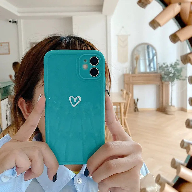 Hand-Painted Love Phone Case – Diseño Artístico Único y Protección Elegante